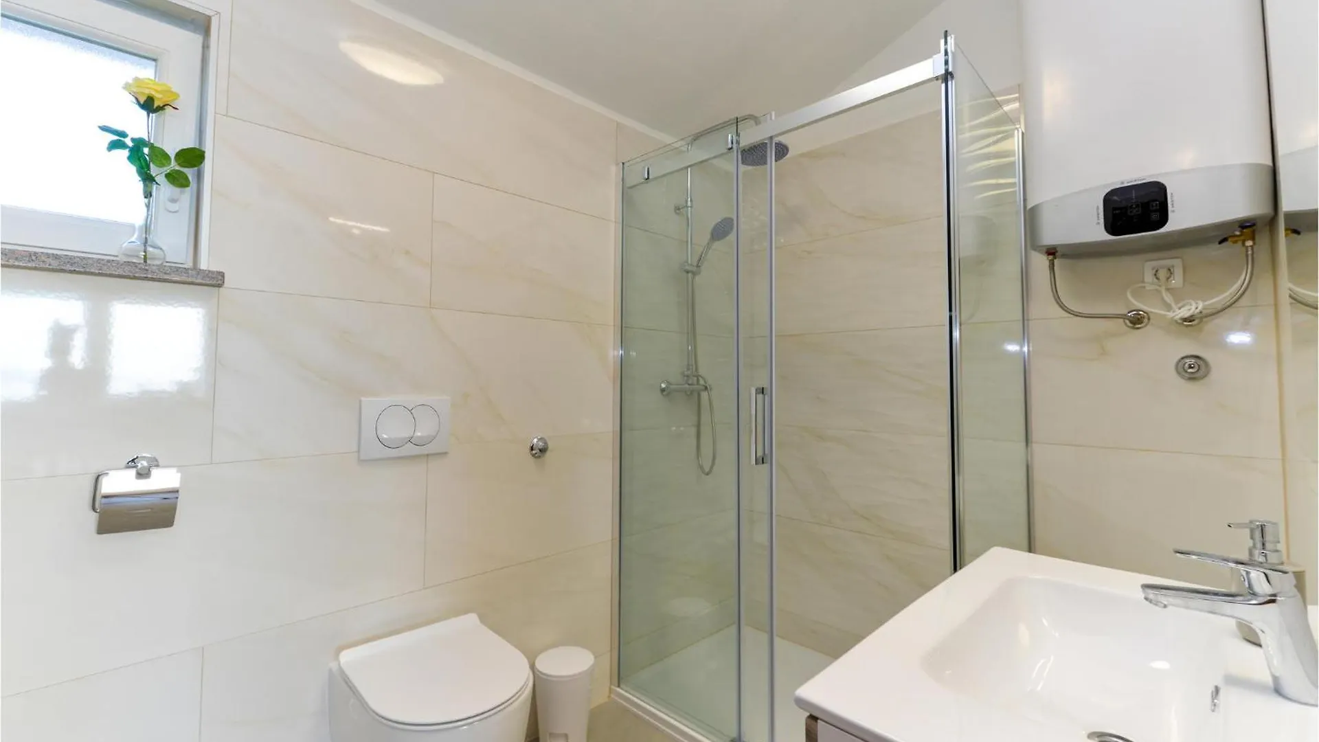 Holiday home 4 Bedroom Cozy Home In Rovanjska