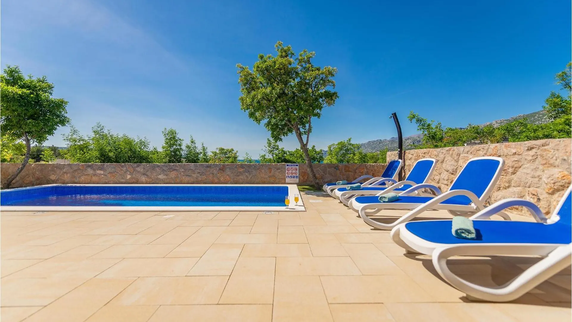 4 Bedroom Cozy Home In Rovanjska Holiday home