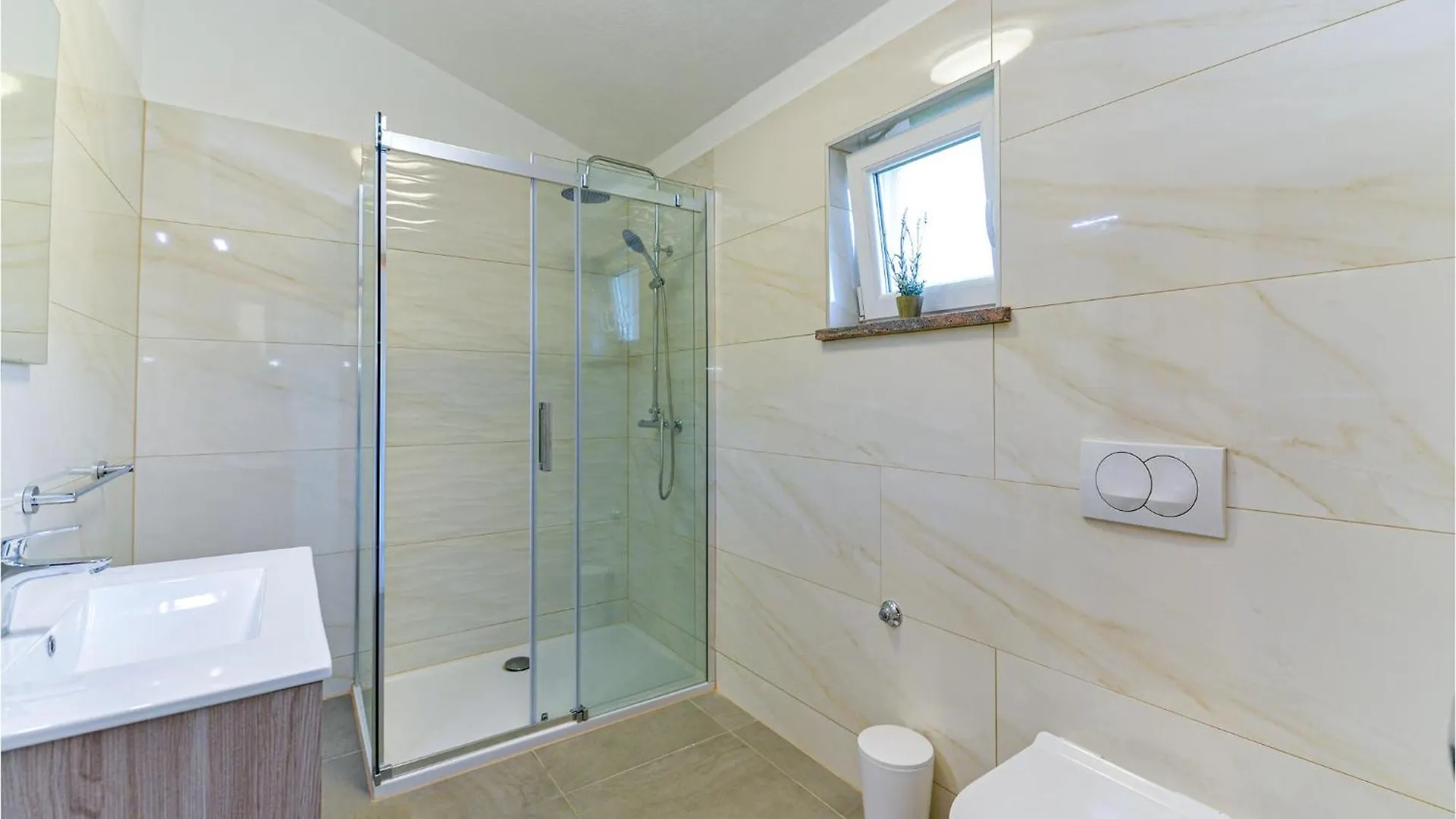 4 Bedroom Cozy Home In Rovanjska Prázdninový dům