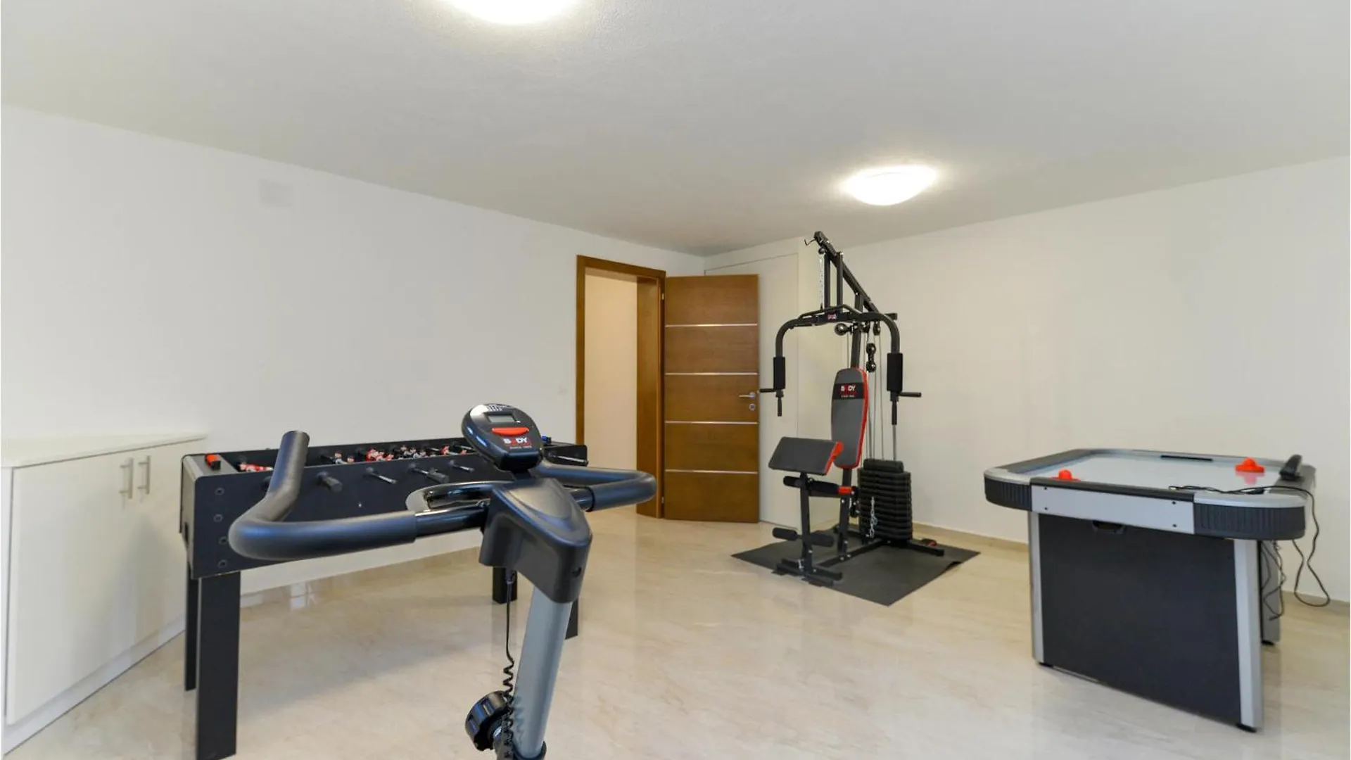 4 Bedroom Cozy Home In Rovanjska
