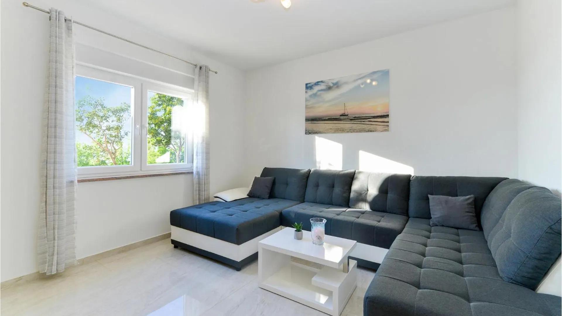 Holiday home 4 Bedroom Cozy Home In Rovanjska