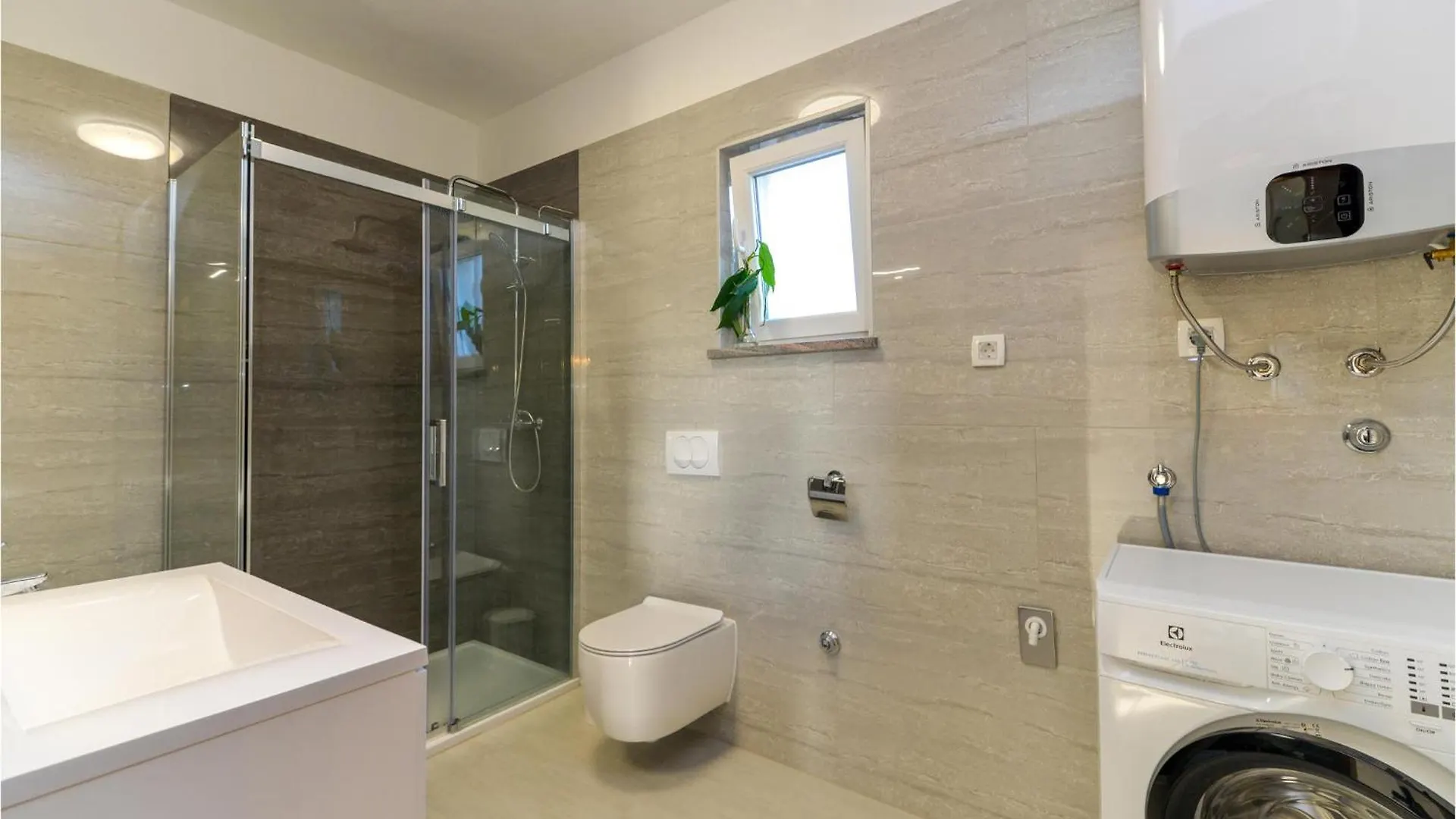 4 Bedroom Cozy Home In Rovanjska