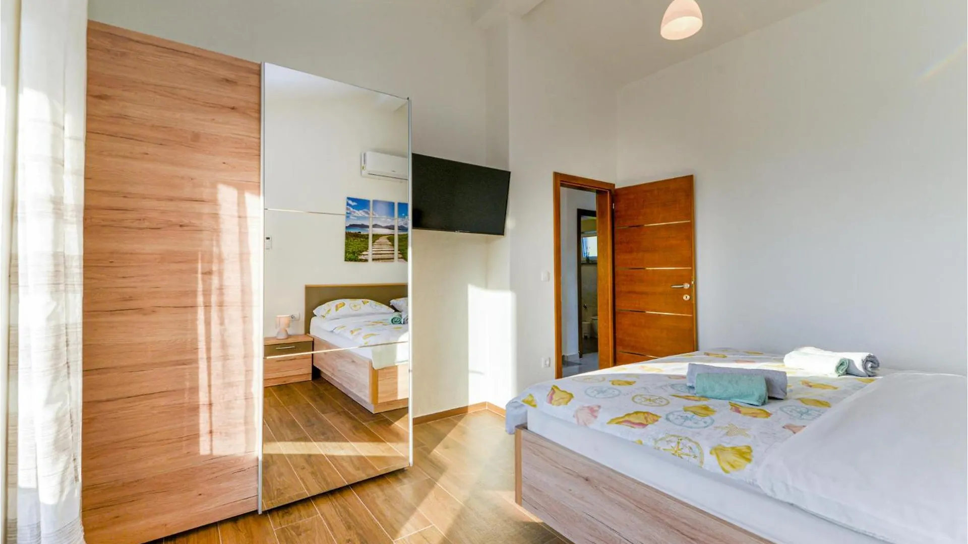 4 Bedroom Cozy Home In Rovanjska 0*,