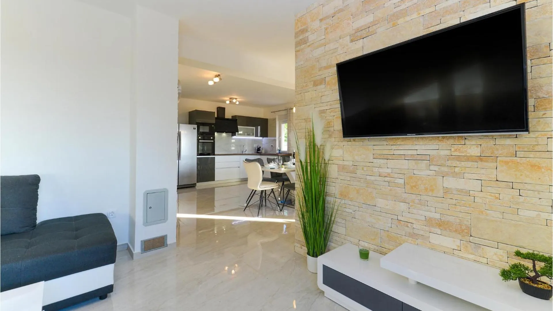 4 Bedroom Cozy Home In Rovanjska Holiday home