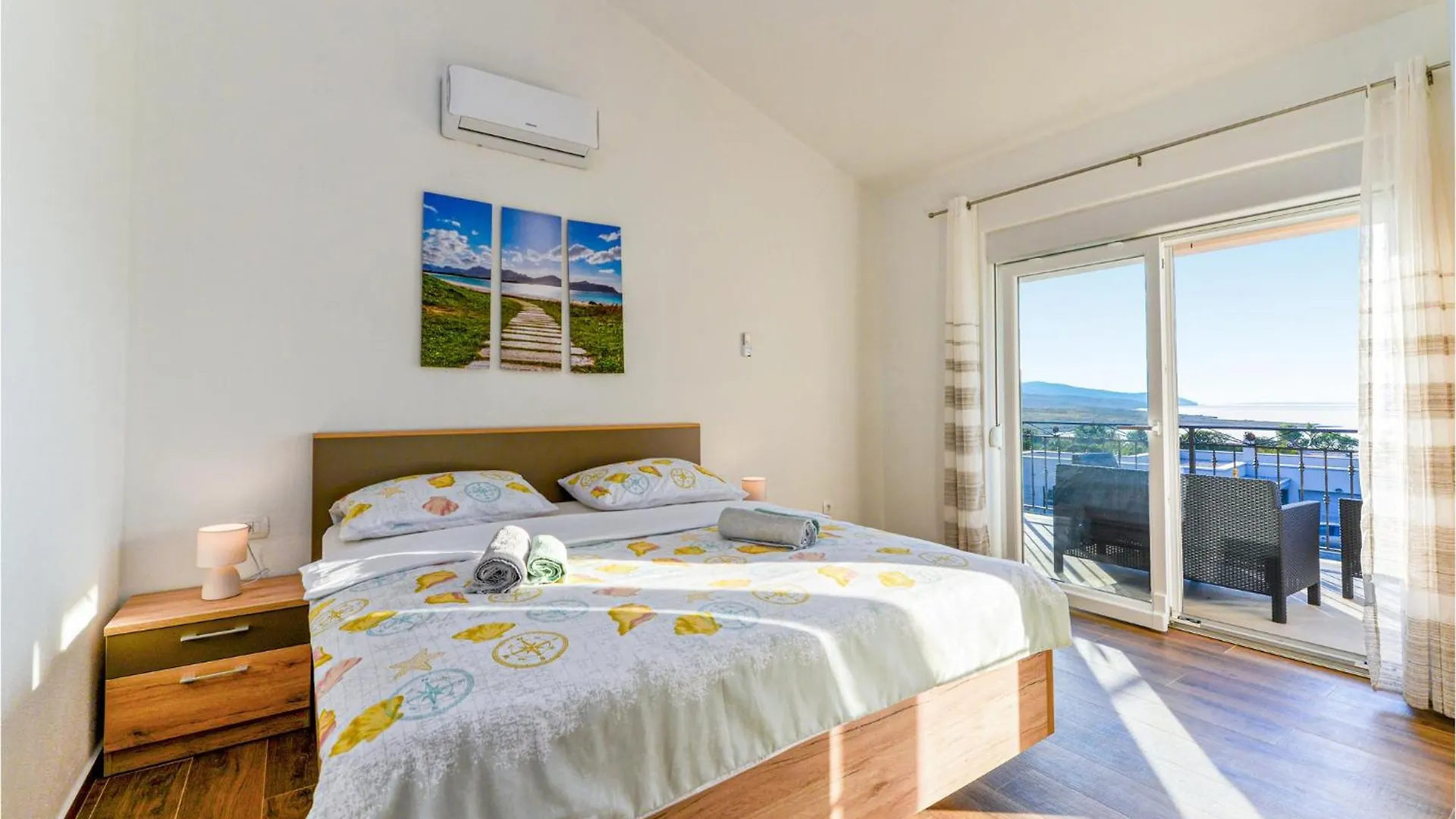 Holiday home 4 Bedroom Cozy Home In Rovanjska